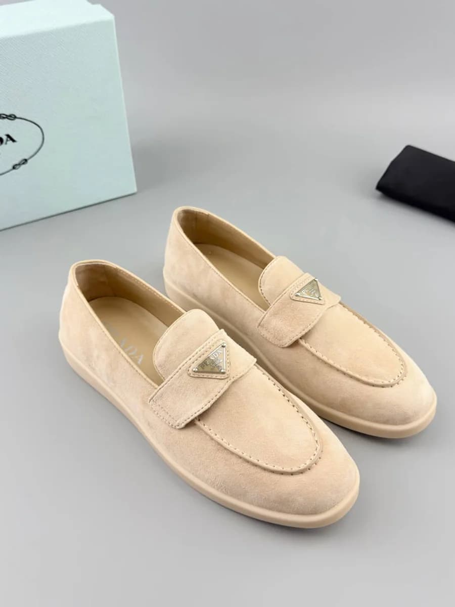 Bej süet loafer ayakkabı çifti