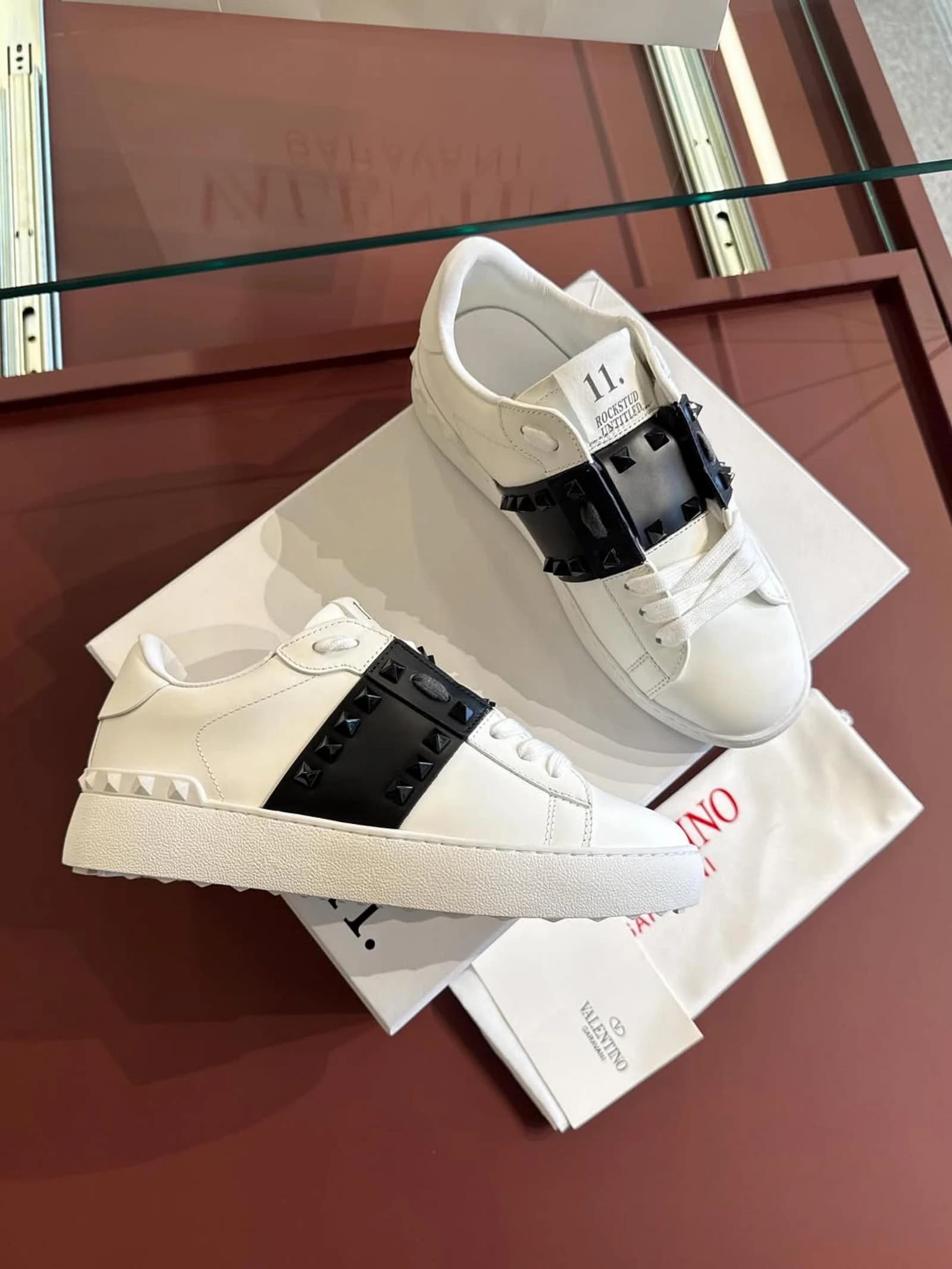 Valentino Garavani Rockstud Siyah Beyaz Kadın Deri Sneaker BS02
