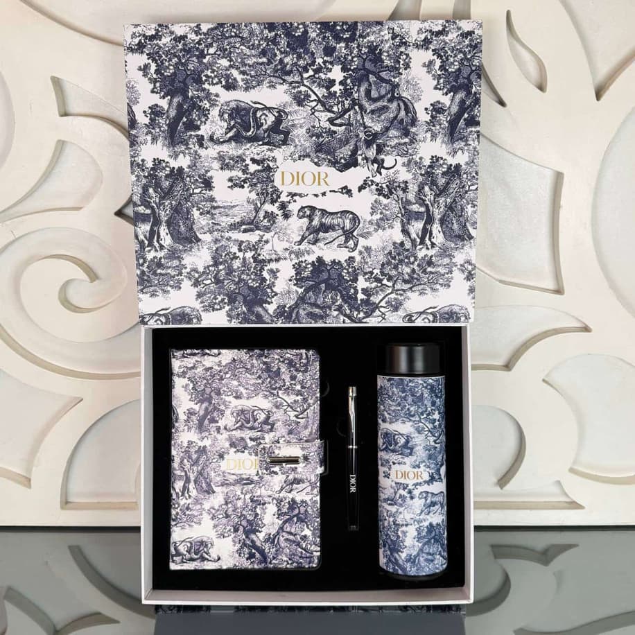 Dior Toile de Jouy Temalı Lüks Set (Desenli Defter, Kalem & Termos)